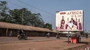 Billboard met reclame voor het nieuwe bier, Africa ti Lór © Barbara Debout / AFP