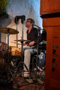 Johan Kooi op drums