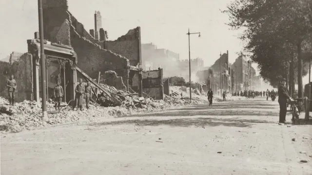 Gebombardeerde straat in Rotterdam