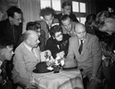 Op Schiphol spreekt Schermerhorn met de pers na onderhandelingen over de onafhankelijkheid van Nederlands-Indië, 1 augustus 1947
