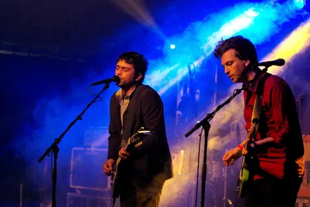 Woost geeft een strakke show weg, maar weet de aandacht van het publiek er niet volledig bij te houden.