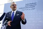Massad Fares Boulos geeft een verklaring bij aankomst op de internationale conferentie over Soedan in Berlijn (15 april 2026). De bijeenkomst richt zich op het hervatten van vastgelopen vredesgesprekken en het mobiliseren van humanitaire hulp voor het door oorlog en hongersnood getroffen land.