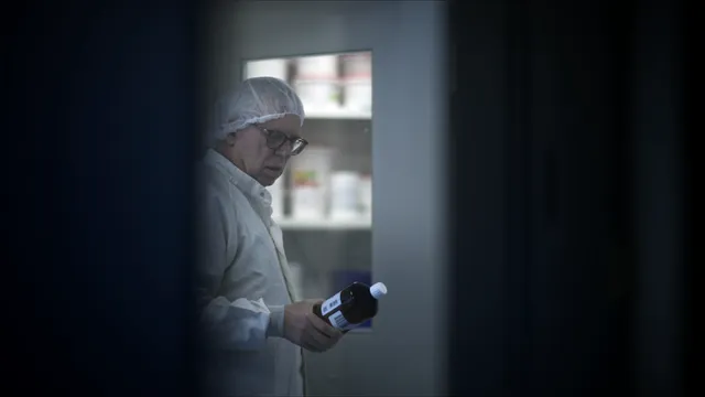 Still uit aflevering 1 van Goliath serie 'Een bittere pil'