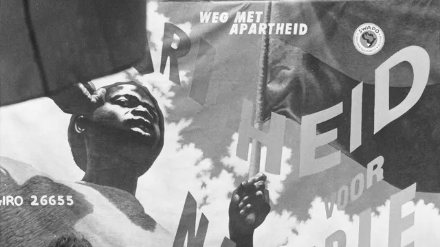 Straat poster met tekst 'weg met apartheid'