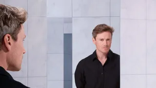 Sander Schimmelpenninck kijkt naar zichzelf in de spiegel.