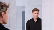 Sander Schimmelpenninck kijkt naar zichzelf in de spiegel.