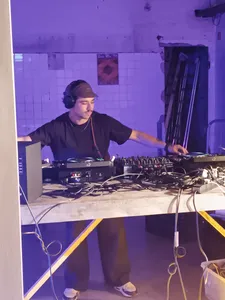 DJ buiten bij Café Punt