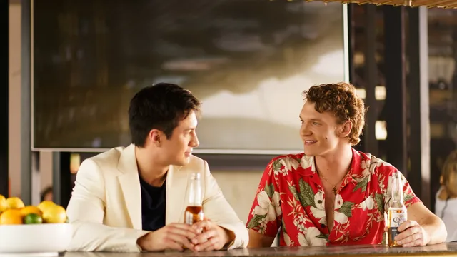 Links op de foto Shane Hollander (Hudson Williams) en rechts op de foto Ilya Romanov (Connor Storrie)