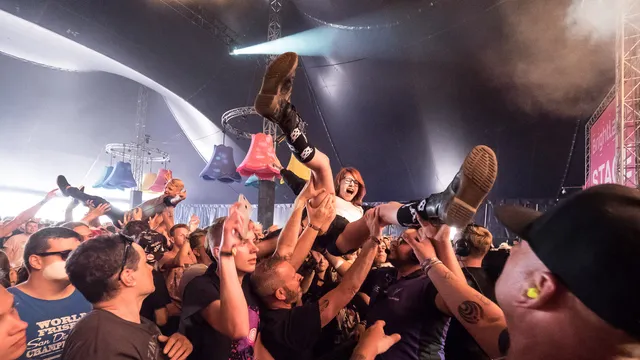 Publiek bij The Charm The Fury op Pinkpop 2017