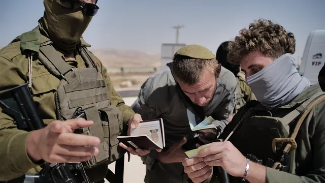 IDF-soldaten voeren paspoortcontrole uit op de Westelijke Jordaanoever
