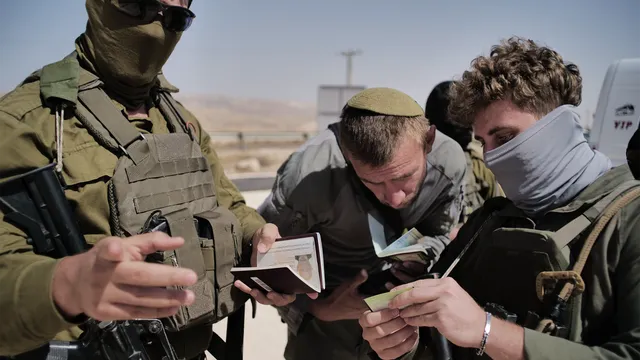 IDF-soldaten voeren paspoortcontrole uit op de Westelijke Jordaanoever