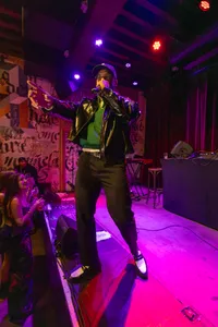 Zachery V in het voorprogramma van Djani in het Paard Café