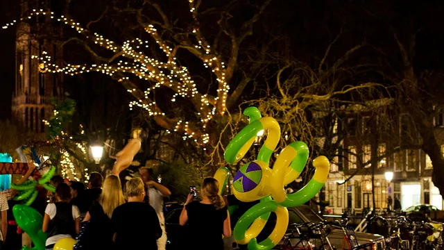 We arriveren om 22.00 uur. Er staan dan al enkele mensen voor de deur. Dat aantal groeit snel als zich een groep van ongeveer vijftig man aankondigt met veel lawaai. Een half uurtje later wacht er een lange kleurrijke rij voor de deur van het uitverkochte Tivoli Oudegracht.