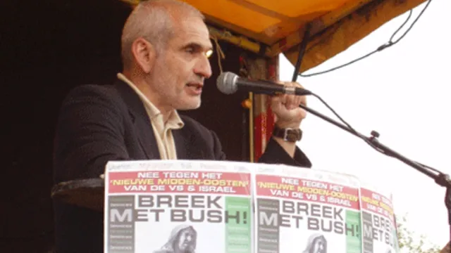 Jaap Hamburger geeft namens 'Een Ander Joods geluid' een speech tijdens de demonstratie 'Breek met Bush', 23-09-2006