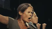 Shikma Bressler, een van de protestleiders staat met een microfoon in haar hand.
