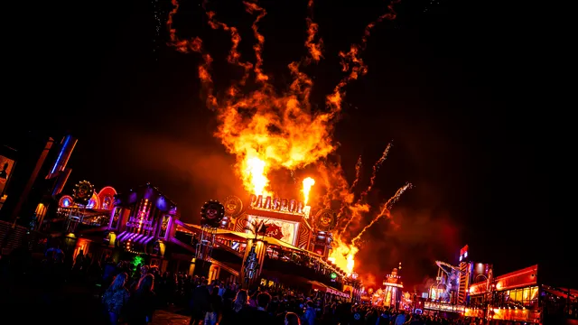 Vlammenwerpers op festivalterrein