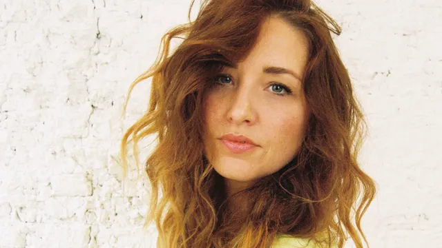 Malou Holshuijsen kijkt de camera in, ze heeft lichtbruin krullend haar en blauwe ogen.