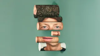 Het hoofd van Merijn Scholten verdeeld over verschillende rolletjes, die speels boven elkaar staan, op een pastelgroene achtergrond.