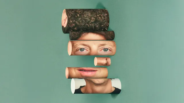 Het hoofd van Merijn Scholten verdeeld over verschillende rolletjes, die speels boven elkaar staan, op een pastelgroene achtergrond.