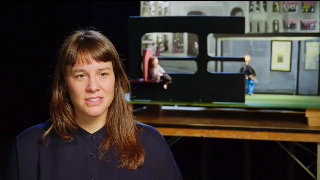 Een van de slachtoffers aan het woord met op de achtergrond de nagespeelde scene