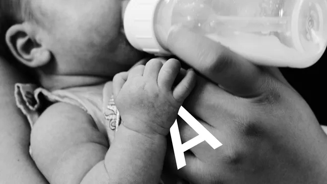 Baby drinkt uit fles