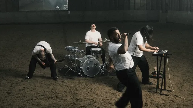 Stroomstoot de band staat te performen in een soort leege ruimte