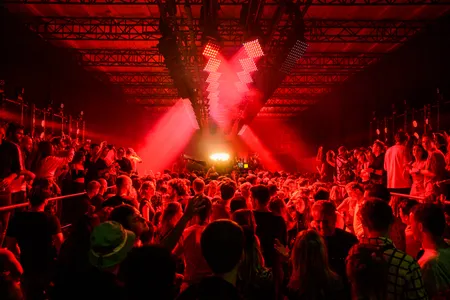 Luuk van Dijk bij DGTL in de Scheepsbouwloods tijdens ADE21
