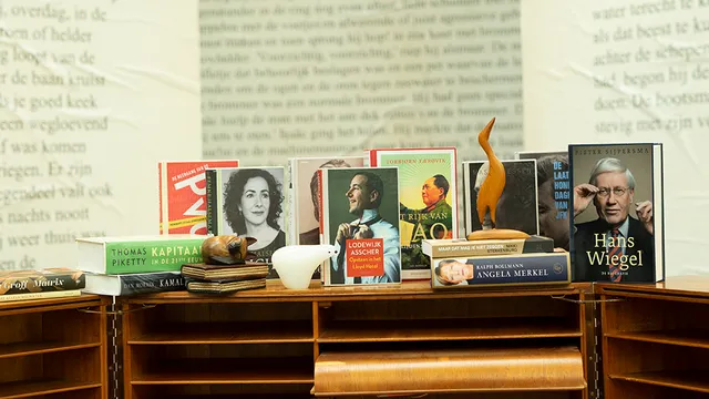 Brommer op zee tipt politieke boeken door Leonard Ornstein.