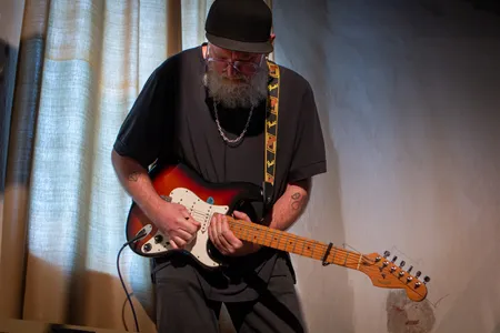 Janpier Brands speelt gitaar