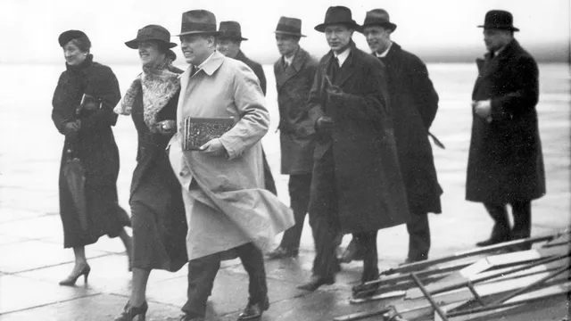 Prof. ir. Willem Schermerhorn (derde van links) en zijn vrouw Barbara (tweede van links) op Schiphol voor hij met de Kieviet naar Nieuw-Guinea zal vertrekken, 22 februari 1936.