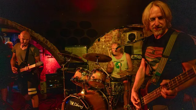 Band speelt op het podium tijdens een concert in Groningen vera
