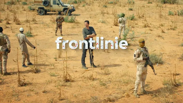 Presentator Bram Vermeulen staat in zand met mensen met geweren. Logo van Frontlinie ligt over de foto