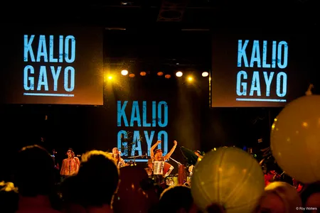 Even na 23.00 uur is het podium voor de Utrechtse partyfolks van Kalio Gayo. De zeskoppige band heeft de nobele taak om de zaal alvast een beetje voor te verwarmen.