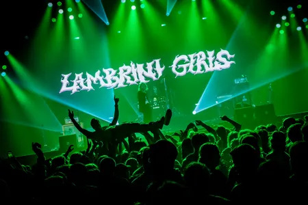 Lambrini Girls in de Heineken tijdens Lowlands 2026