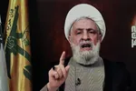 Hezbollah-leider Sjeik Naim Qassem houdt een televisietoespraak