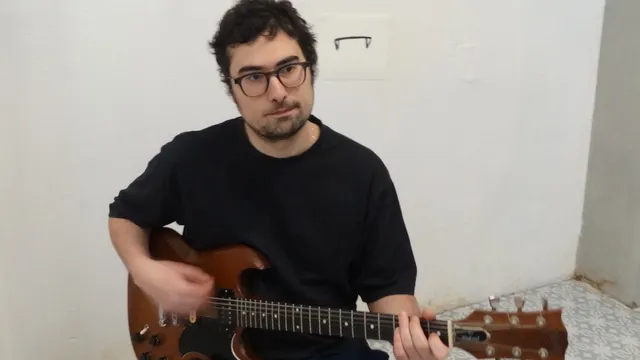 Cees Paris speelt gitaar