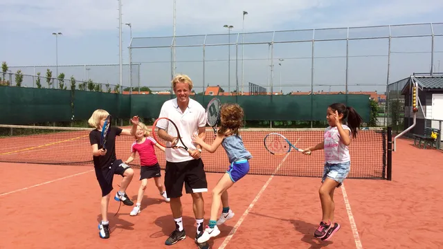 Kevin Noordermeer met leerlingen