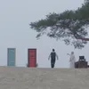 Een buin gebied met aan de links kant 2 zwevende deuren en aan de rechterkant een man die praat met god die tegen een bureau aan leunt.
