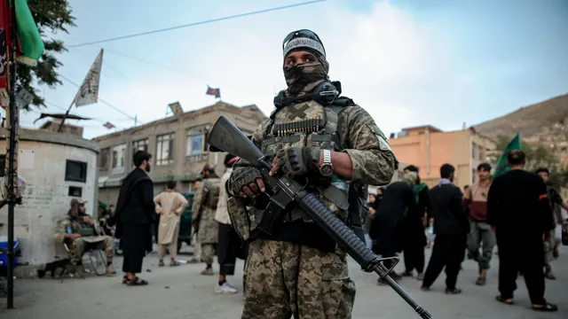 Een talibanstrijder met geweer