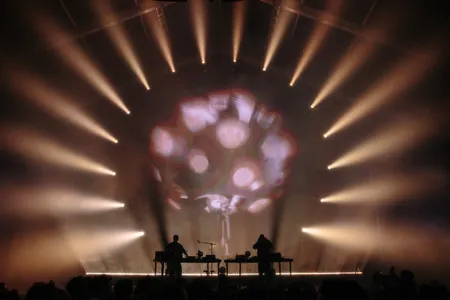 Twee contouren van jongens achter apparatuur op het podium