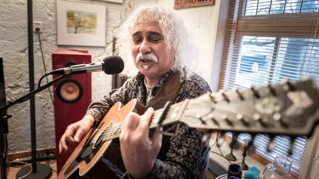 Moti in zijn eigen huiskamer