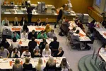 Warme lunch in de aula van het Kaurialan Lukio.