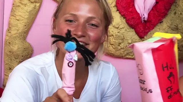 Een van de sekszusjes met een geknutselde roze poppetje.