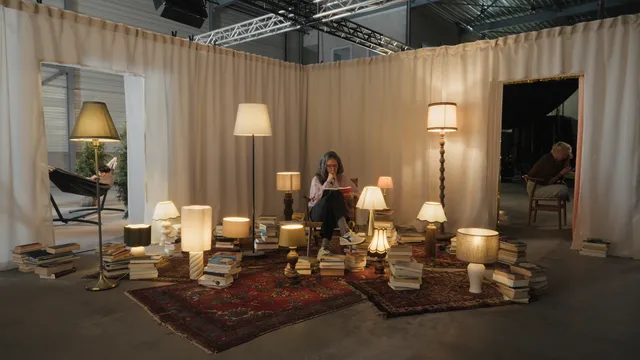 Marjolein in haar verbeelde binnenwereld, er staan veel lampen in de kamer
