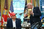 Infantino overhandigt Donald Trump de trofee voor het WK in het Witte Huis