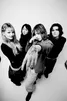 Girlband Lime Garden in het zwart wit naast elkaar en de frontvrouw chloe heeft haar hand naar de camera toe