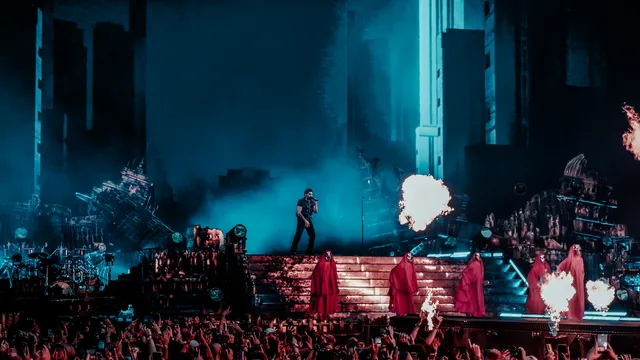 The weeknd, blik ophet podium van ver, met dansers en de zanger zelf