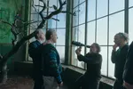 John Goodman, Tom Cruise, Alejandro G. Iñárritu en Emmanuel Lubezki op de set van Digger