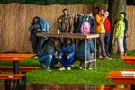 Schuilen voor de regen op Valkhof Festival