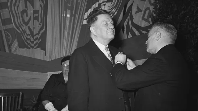 AVRO directeur Willem Vogt krijgt koninklijke onderscheiding